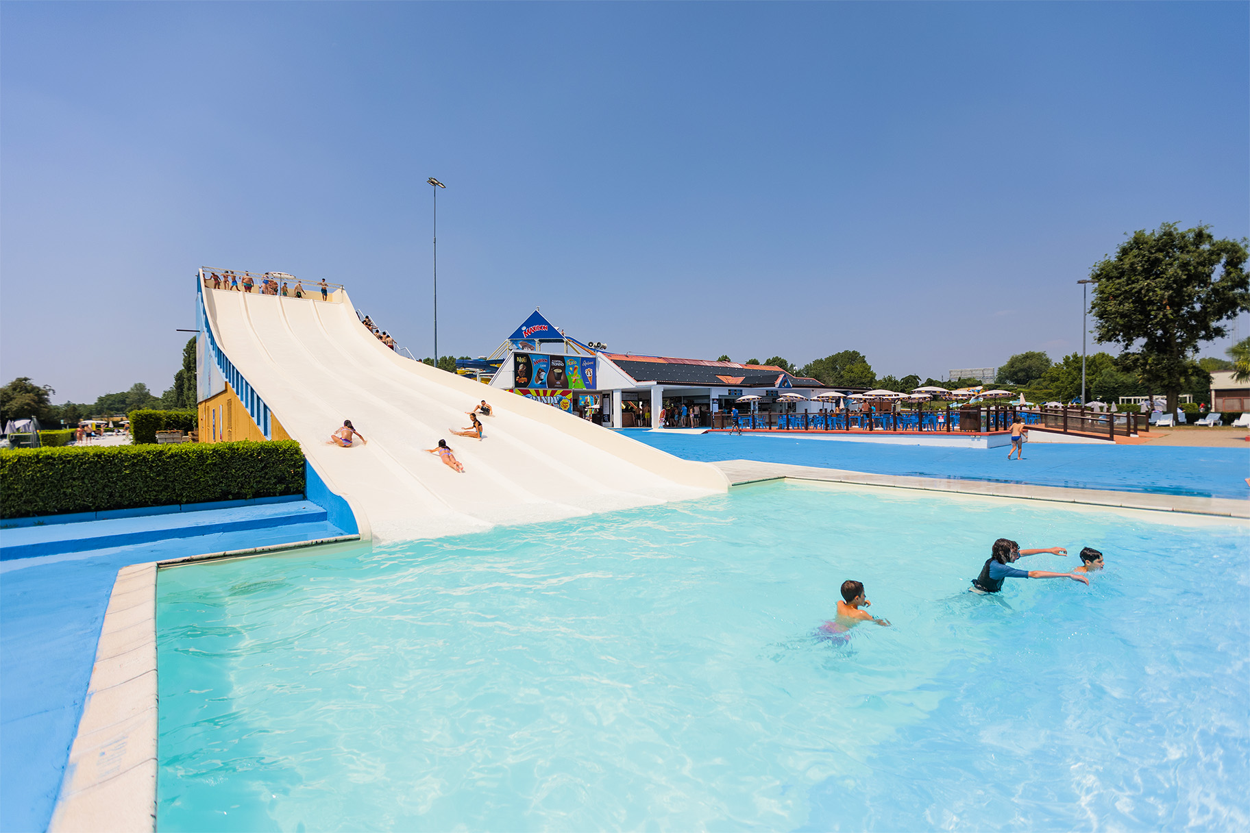Visitatori scivolo Foam Acquatica Park estate